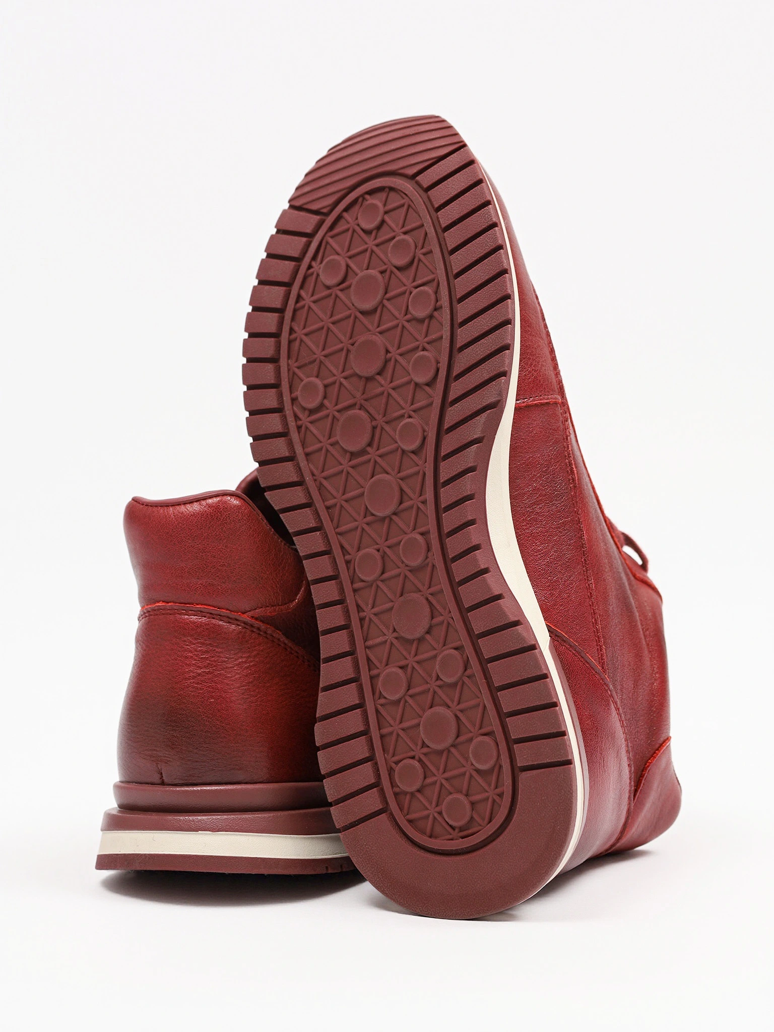 Ботинки красного цвета на низкой подошве